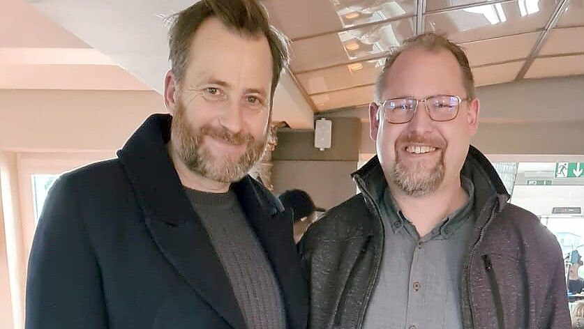 Schauspieler Christian Erdmann (links) spielt in dem Ostfriesenkrimi den Kommissar Frank Weller. Hier ist er mit Saterlands Bürgermeister Thomas Otto zu sehen, der als Komparse an einem Drehtag dabei sein und mitspielen durfte. Dieses Erinnerungsfoto wurde mit dem Smartphone von Thomas Otto gemacht. Foto: Privat