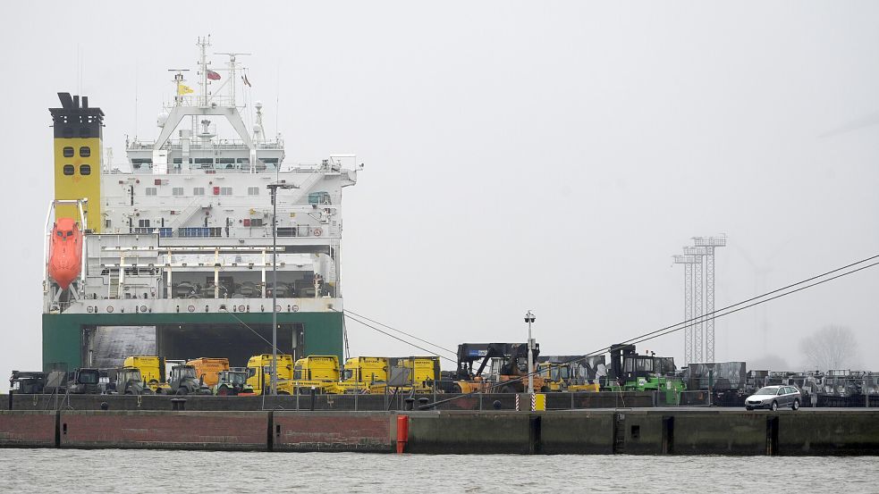 Im Emder Hafen hat am frühen Nachmittag die Eddystone, ein Frachtschiff der britischen Streitkräfte, festgemacht. Für das anlaufende Nato-Großmanöver Steadfast Defender hat das Militärbündnis mit der Verlegung von Truppen begonnen. Foto: Penning/dpa