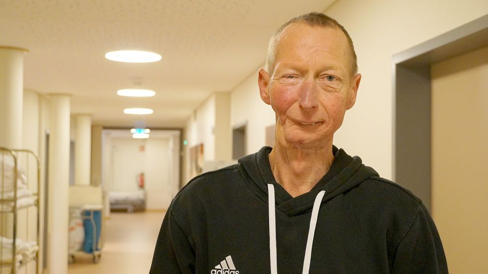 Wegen eines Tumors musste Rainer Deymann aus Haren-Emmeln der Kieferknochen teilweise entfernt werden. Seine Ernährung musste er deshalb umstellen – an seiner Lebensfreude hat sich nichts geändert. Foto: Probst