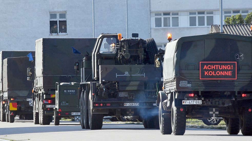 Eine Fahrzeugkolonne der Bundeswehr: Wie verhalte ich mich richtig, wenn ich im Verkehr auf so einen Konvoi treffen? Symbolfoto: Bernd Settnik/DPA/Archiv