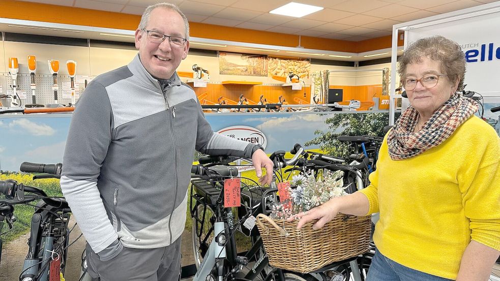 Ein eingespieltes Team: Zweiradmechaniker-Meister und Inhaber Holger Knelangen mit Mutter Brigitte, für die seit fast 54 Jahren die Arbeit im Büro und Laden zum erfüllten Leben gehört. Foto: Claudia Wimberg