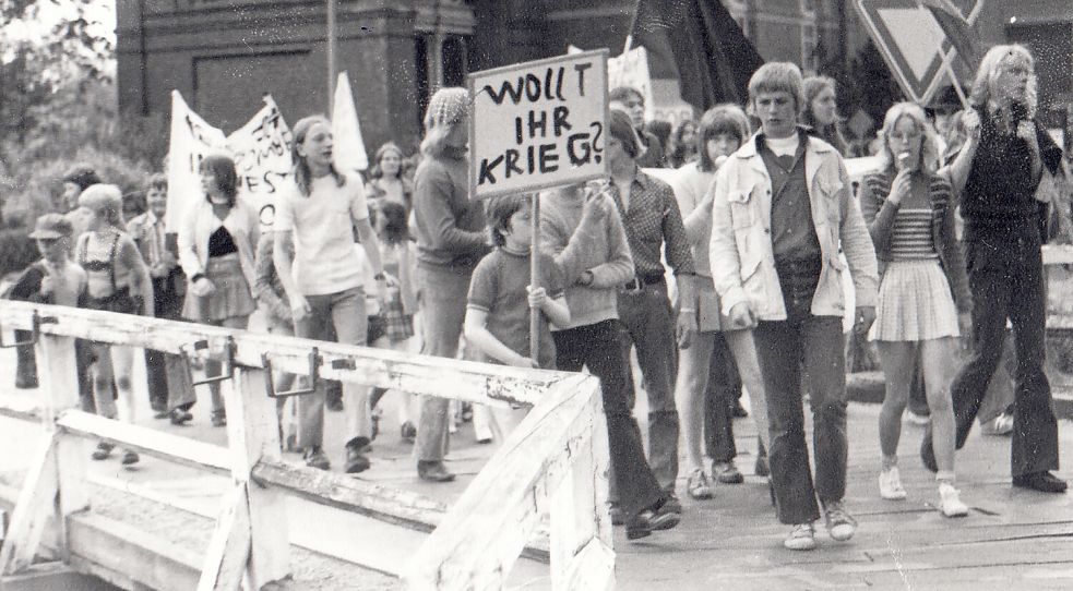 „Wollt ihr Krieg?“ Diese Frage stellte einer der Demonstranten gegen den Bombenabwurfplatz. Fotos: GA-Archiv