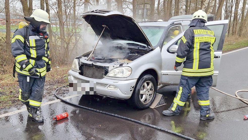 Auf der Bundesstraße 70 – ganz in der Nähe des Sportplatzes vom SV Concordia Ihrhove – geriet dieses Auto in Brand. Foto: Feuerwehr Ihrhove