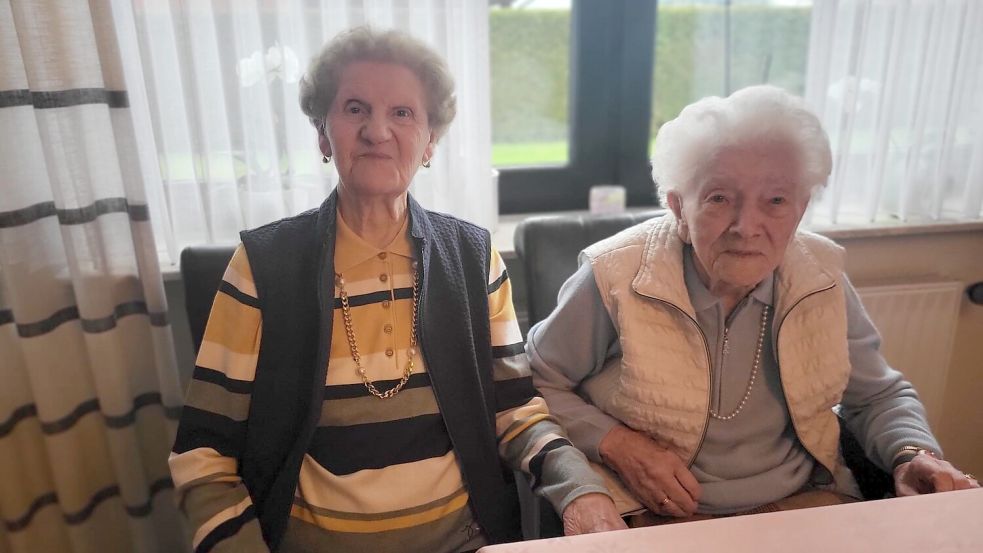 Die Freundinnen Margarethe Kossenjans und Maria Wolters haben sich 85 Jahre lang nicht gesehen. Zu ihrem 100. Geburtstagen sind sie nun wieder vereint. Foto: Kowalski