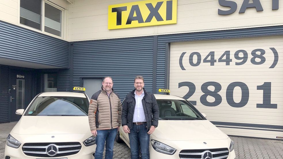 Bürgermeister Thomas Otto und Taxi-Unternehmer Andre Stoppelmann freuen sich über gute Zahlen zum Auftakt von Taxi Plus im Saterland. Foto: Kruse