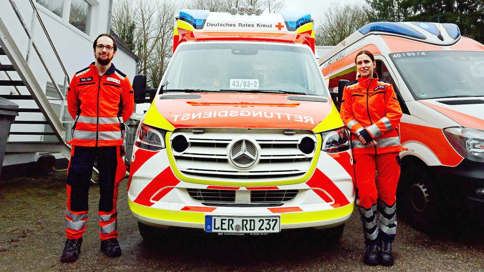 Notfallsanitäter Hendrik Lünemann und Rettungssanitäterin Stephanie von der Heide schätzen ihr neues Fahrzeug. Es ist eigentlich in Hesel stationiert, für die Vorführung sind sie nach Leer gekommen. Foto: Lüppen
