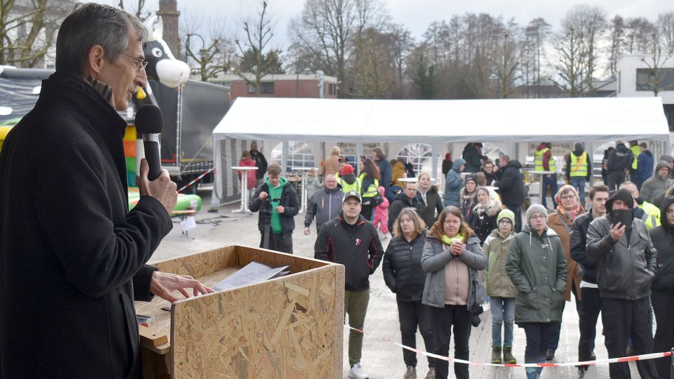 Arno Arndt, Beisitzer im Vorstand des AfD-Kreisverbandes Ostfriesland, durfte auf der Kundgebung auf dem Marktplatz in Rhauderfehn reden – zum Unmut von SPD und Grünen. Fotos: Zein