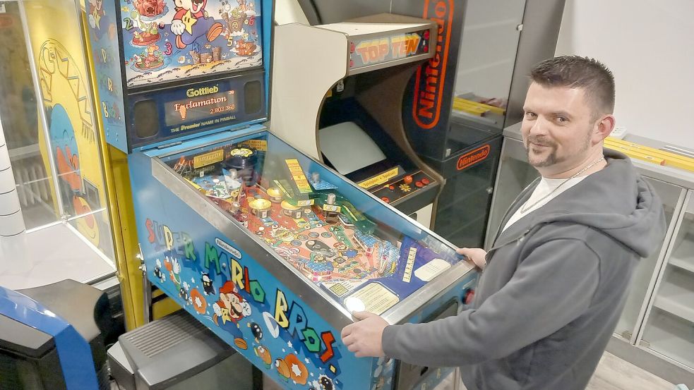 Christian Schulte ist leidenschaftlicher Sammler und Gamer. Hier steht er an einem Super-Mario-Flipper. Fotos: Scherzer