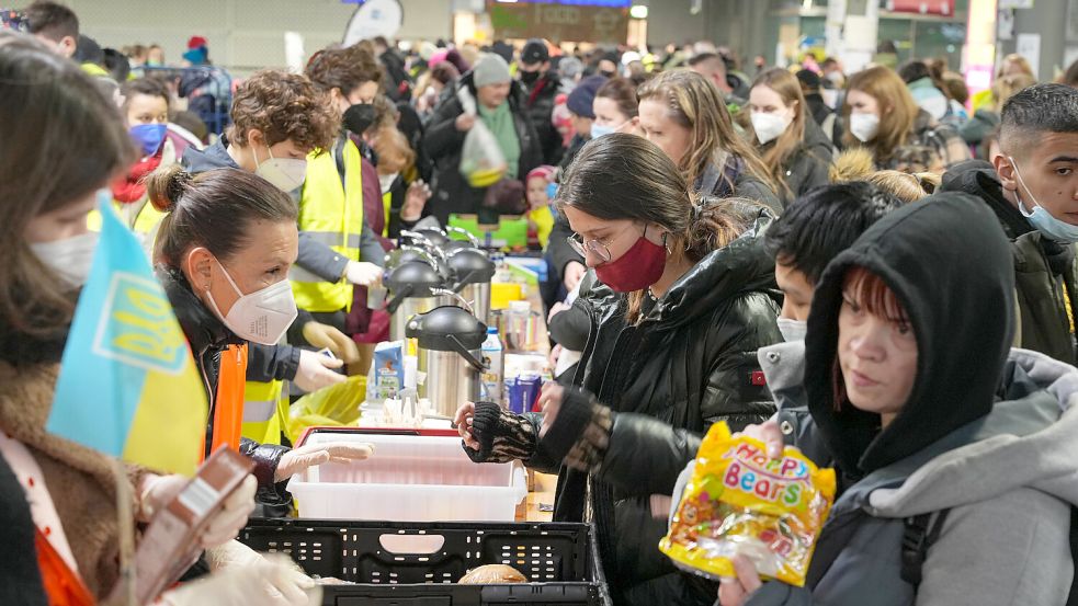 Wenige Tage nach der russischen Invasion werden ukrainische Flüchtlinge am Berliner Hauptbahnhof versorgt. Foto: IMAGO/Stefan Zeitz