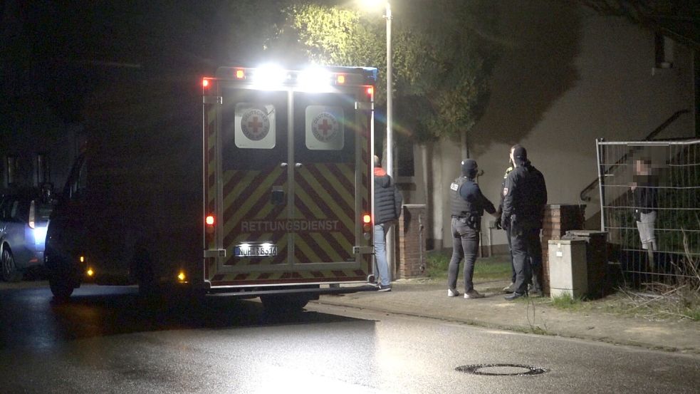 Polizei und Rettungsdienst rückten am Donnerstagabend an die Pestalozzistraße in Nordhorn-Bookholt aus, um einen Verdächtigen zum Leichenteilfund festzunehmen. Foto: Christian Schock