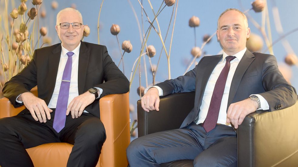 Die Vorstandsmitglieder Christoph Hoek (links) und Matthias Beekmann freuen sich über die positive Bilanz der Raiffeisenbank Flachsmeer im Jahr 2023. Foto: Zein