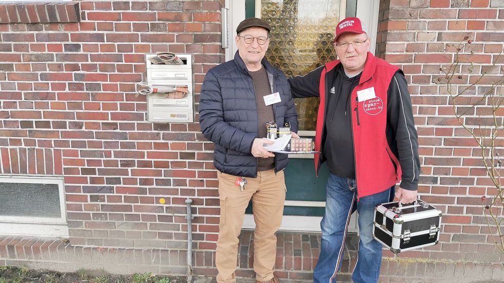 Hans Kremer und Günter Drieling (von links) vom AKSR sind mittlerweile geübte Schnäppchenjäger. Foto: Terhorst