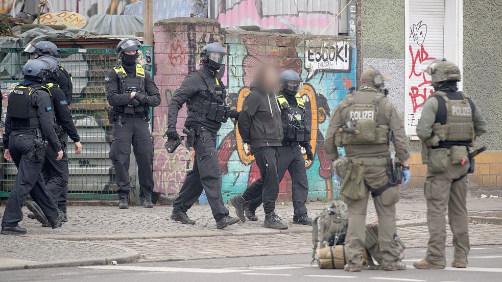 Festnahme in Berlin nach einem Einsatz im Zusammenhang mit der Fahndung nach den beiden noch flüchtigen Ex-RAF-Terroristen Räubern Ernst-Volker Staub und Burkhard Garweg. Foto: dpa/Paul Zinken