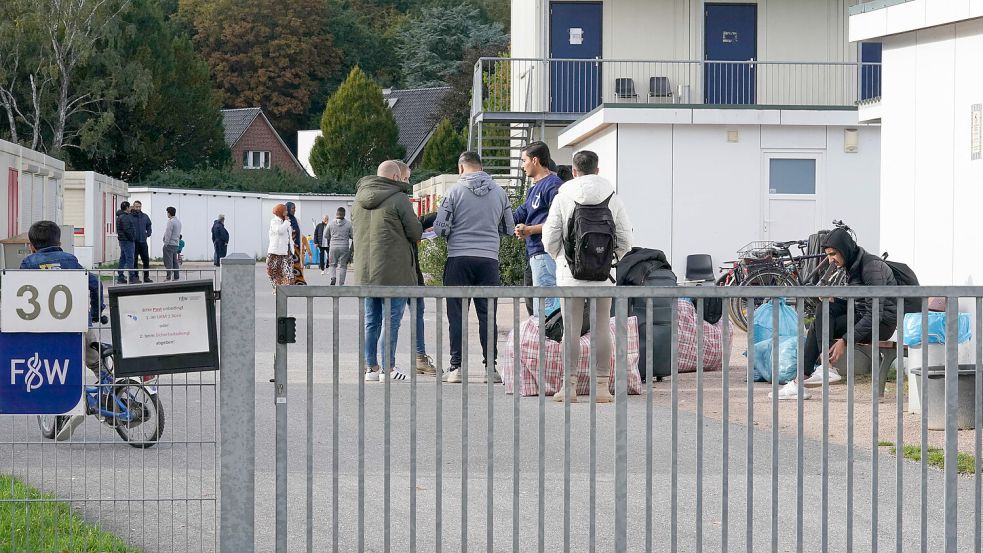 Geflüchtete vor einer Erstaufnahmeeinrichtung in Hamburg: Im Januar und Februar stellten 47.000 Menschen einen Asylantrag. Foto: dpa/Marcus Brandt