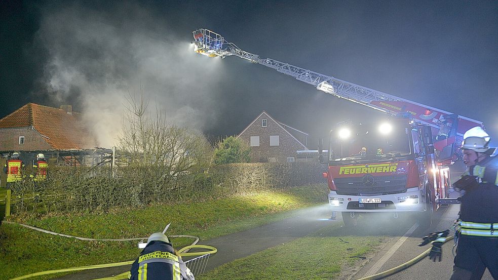 Nicht alle Gemeindefeuerwehren haben eine eigene Drehleiter in ihrem Bestand. Bei einem Feuer in Holtland am vergangenen Wochenende wurde die Drehleiter der Feuerwehr Leer hinzugerufen. Foto: Wolters