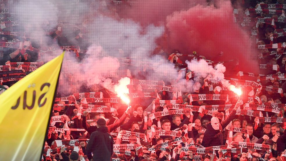 Bei einer Auseinandersetzung zwischen Fußballfans wurde ein Mann am Mittwochabend in Dortmund schwer verletzt. Foto: IMAGO/Treese