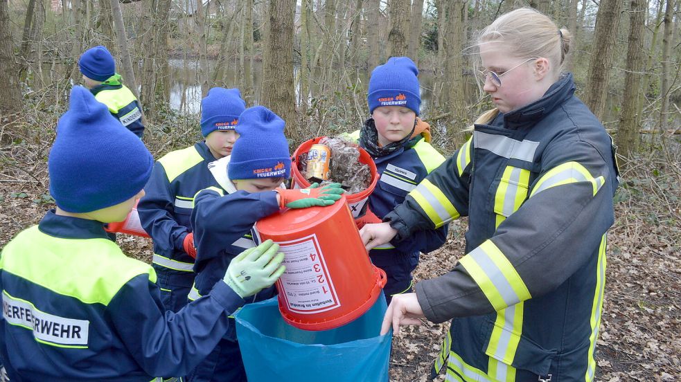 Die Kinderfeuerwehr Ihrhove sammelte am Samstag Müll hinter dem Combi-Gelände entlang des Fuß- und Radweges auf. Foto: Weers