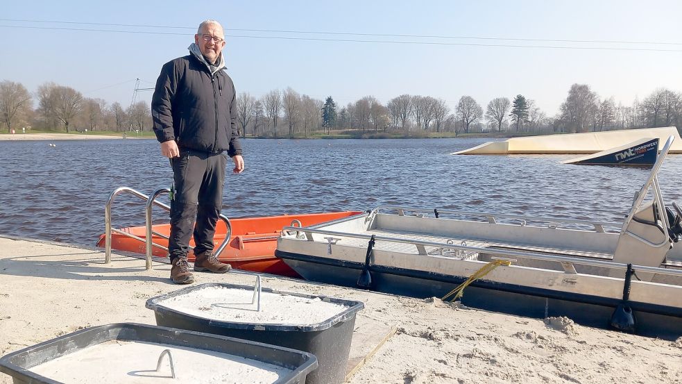 Die vier neuen Obstacles werden mit Beton auf dem Boden des Idasees befestigt. Die Kübel stehen bereit. Vorsitzender Frank Junker freut sich darüber. Fotos: Scherzer