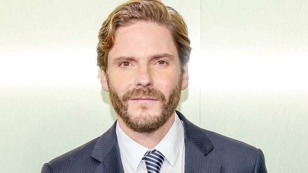 Daniel Brühl spielt in einer Mini-Serie den deutschen Modeschöpfer Karl Lagerfeld. Foto: dpa/Gerald Matzka