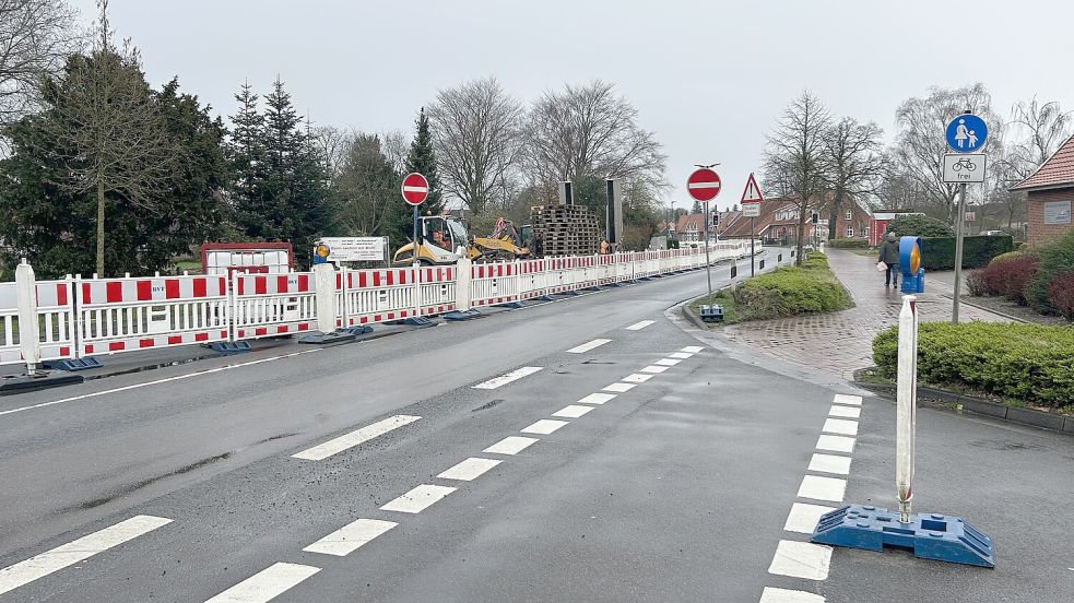 Hier geht es nicht weiter, oder doch? Die halbseitige Sperrung der Bundesstraße in Hesel wollen offenbar einige Mitmenschen nicht akzeptieren. Foto: Heinig