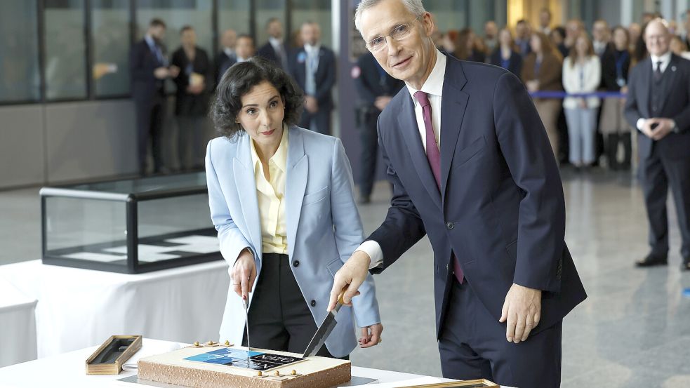 Zur Feier des Tages schneidet Nato-Generalsekretär Jens Stoltenberg den Kuchen – von den Sorgen des Bündnisses ist nur wenig zu spüren beim Festakt. Foto: dpa/Geert Vanden Wijngaert