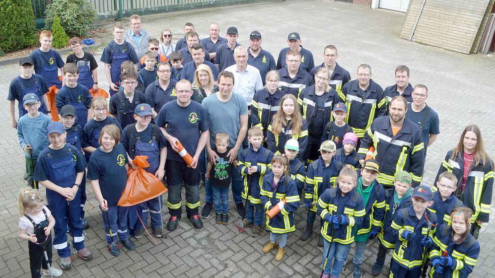 Viele freiwillige Helfer - darunter auch Kinder und Jugendliche - haben sich am Samstag am Umwelttag in Ostrhauderfehn beteiligt. Foto: Weers