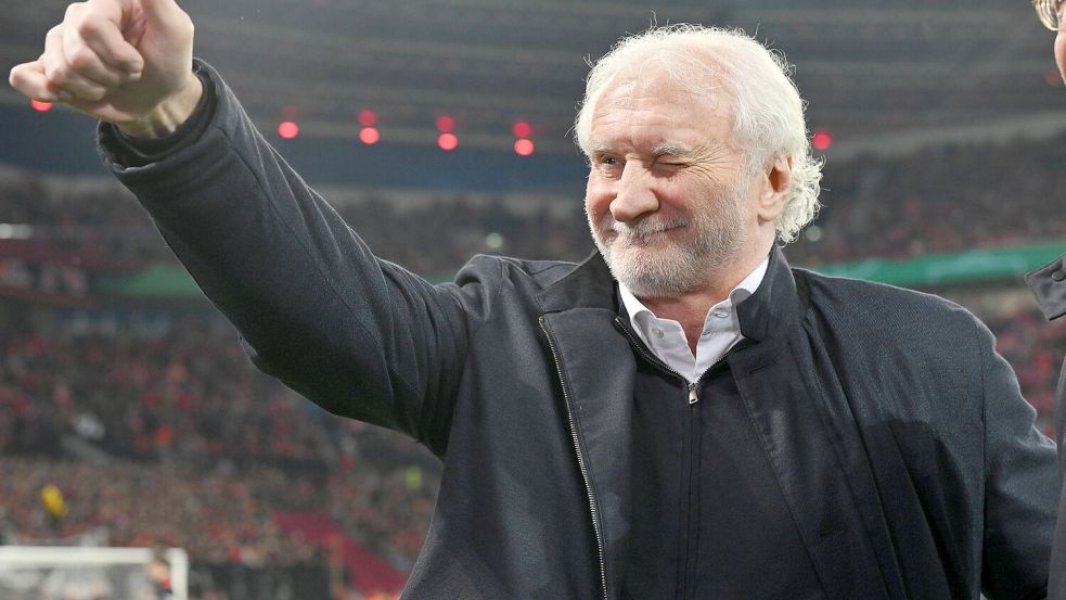 Daumen hoch: Rudi Völler verlängert seinen Vertrag beim DFB bis 2026. Foto: imago/Team2