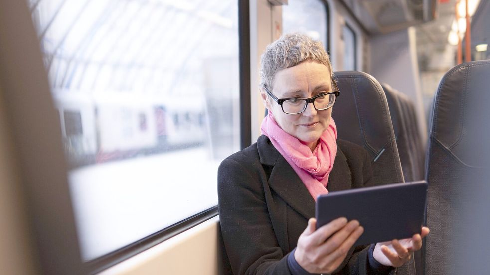 Oft ist der Mobilfunkempfang in Zügen schlecht. Das liegt nicht nur am schlecht ausgebauten Mobilfunknetz, erklärt die Bahn. Foto: IMAGO / Westend61