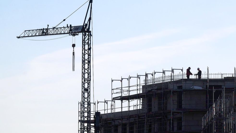 Der Wohnungsbau hält nicht Schritt mit dem Bedarf - und das seit Jahren. Foto: dpa/Julian Stratenschulte