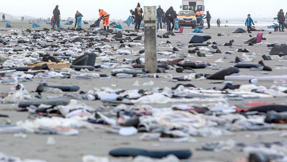 Freiwillige sammeln am Strand der niederländischen Insel Ameland angespülte Waren ein, die aus den über Bord gegangenen Containern der MSC Zoe stammen. Gut fünf Jahre nach der Havarie des Riesenfrachters „MSC Zoe“ in der stürmischen Nordsee hoffen Umweltschützer in den Niederlanden auf eine Bergung der verbleibenden 800 Tonnen an Ladungsresten, die auf dem Boden des Wattenmeers liegen. Foto: Jan Spoelstra/dpa