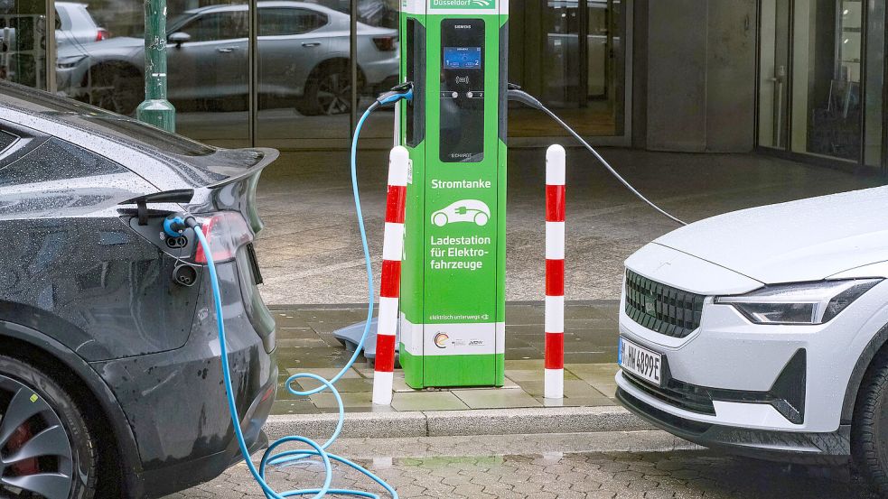 Was ist auf Dauer günstiger: ein Elektroauto oder ein Verbrenner? Studien geben die Antwort. Foto: Imago/Michael Gstettenbauer