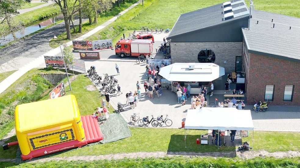 Ein Blick von oben auf das Feuerwehrgelände in Holterfehn. Dort findet am Maifeiertag ein Frühschoppen statt.