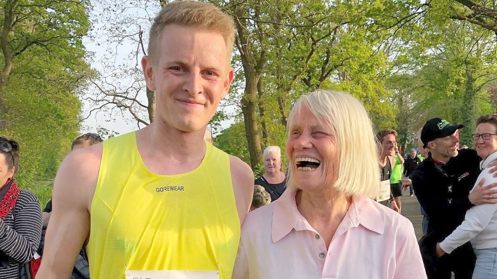 Tammo Oldigs gewann die erste Ossiloop-Etappe. Hilde Steinke gehörte zu den ersten Gratulanten. Foto: Siemens