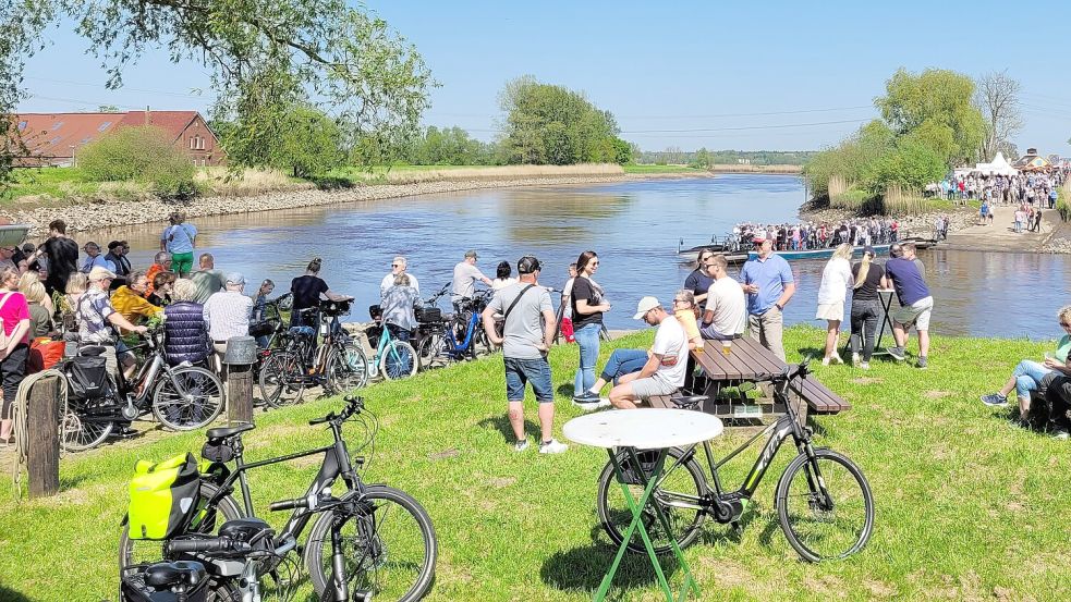 Viele Menschen kamen zum Start der Püntensaison. Foto: Meyerhoff