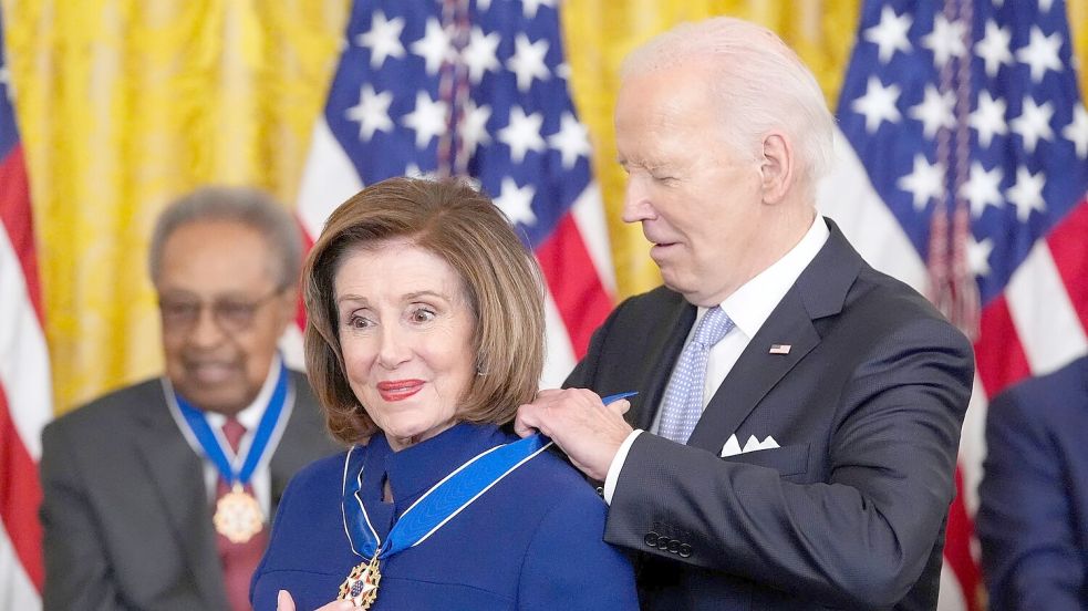 US-Präsident Joe Biden verleiht die Presidential Medal of Freedom an die Abgeordnete Nancy Pelosi. Foto: Alex Brandon/AP/dpa