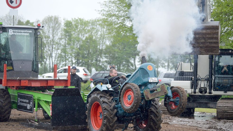 In der 2,5-Tonnen-Klasse ging dieser Teilnehmer aus Brual im Emsland mit einem Lanz an den Start. Er kam aber nicht weit. Fotos: Weers