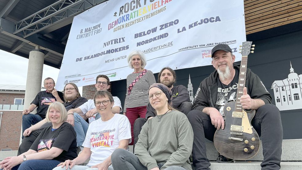 Freuen sich auf das Konzert: (hinten von links) Heiko Abben, Niko Krost, Dirk de Boer, Hedwig Daute, Jonas Koch, Thorsten Vesper sowie (vorne von links) Marion Strenge, Gudrun Abben und Natascha Zwik. Foto: Janßen