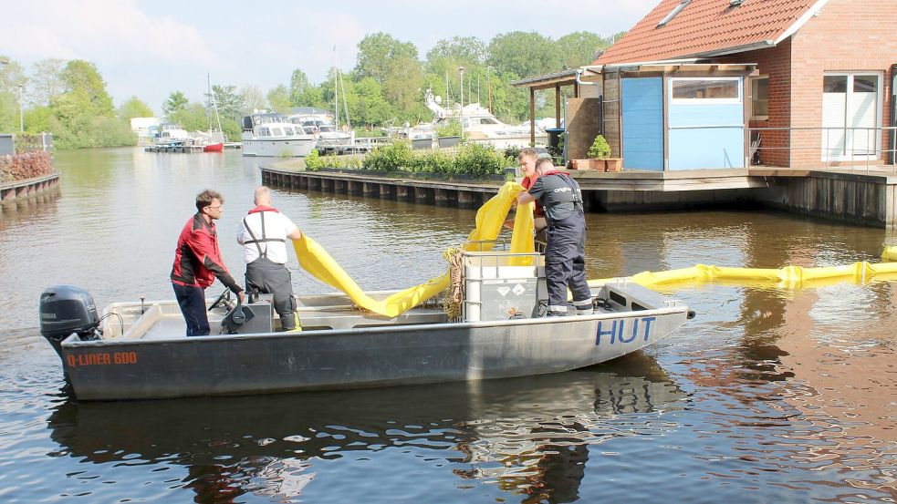 Von einem Boot aus wurden im Hafen Ölsperren ausgebracht. Foto: Rand