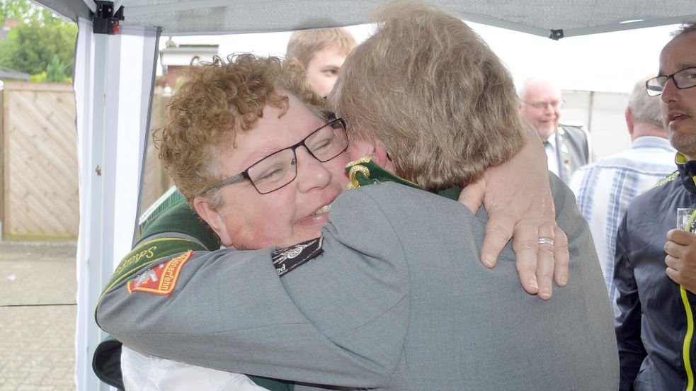 Vereinsvorsitzender Rolf Wiechers (rechts) gratulierte Sonja Meinen (links) zu ihrem Erfolg.