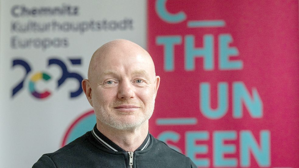 Stefan Schmidtke, Geschäftsführer der Kulturhauptstadt GmbH, steht in der Geschäftsstelle in Chemnitz. Unter dem Motto „C the Unseen“ startet Ostdeutschlands viertgrößte Stadt 2025 in das Jahr als europäische Kulturhauptstadt Foto: picture-alliance/dpa