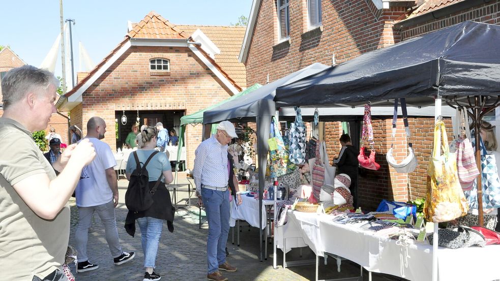 Der Frühlingsmarkt rund um die Ditzumer Mühle lockte am Sonnabend viele Besucher an. Foto: Wolters