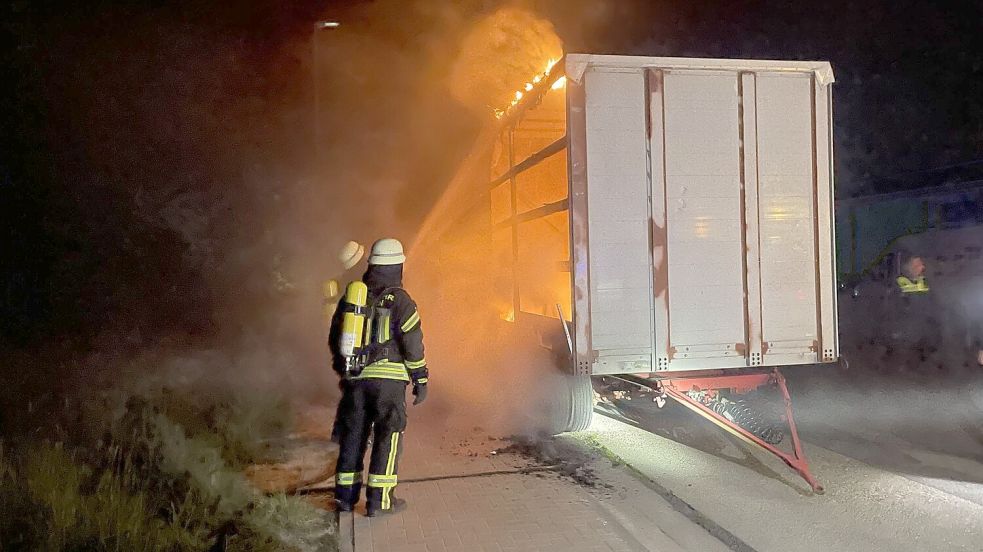 Der abgestellte Anhänger fing in der Nacht Feuer. Foto: Freiwillige Feuerwehr Norden