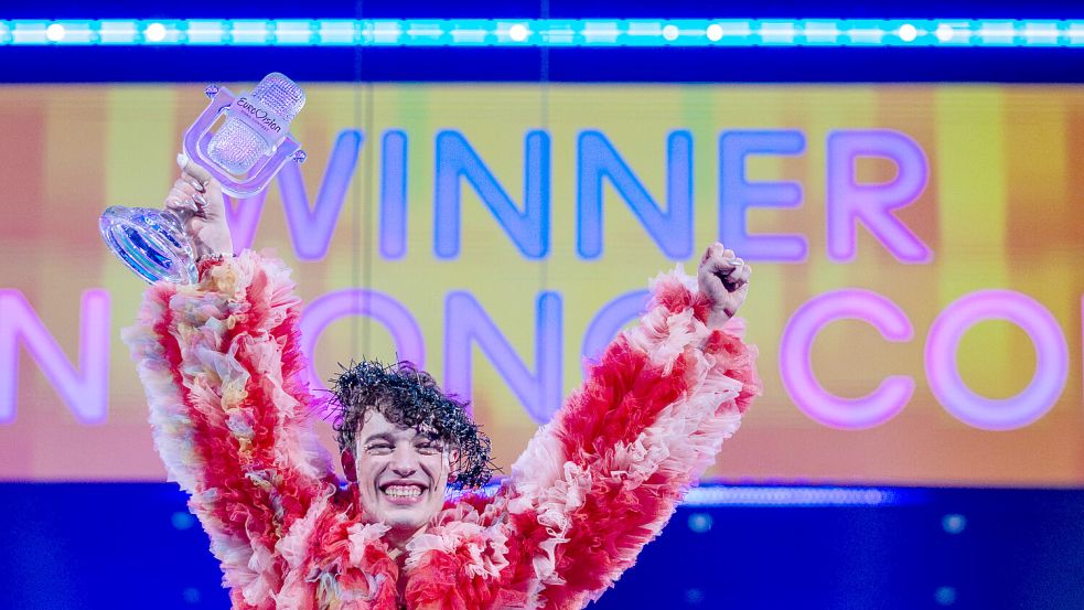 Nemo aus der Schweiz jubelt nach dem Gewinn im Finale des Eurovision Song Contest (ESC) 2024 mit seinem Titel „The Code“. Foto: picture-alliance/dpa