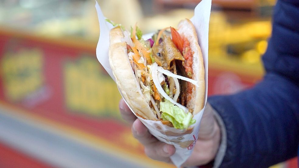 In der Mittagspause, nach einer durchzechten Partynacht oder ganz spontan am nächsten Imbiss – ein Döner geht eigentlich immer. Doch wo gibt es den besten in Ostfriesland? Symbolfoto: Pixabay/Marcel Gnauk