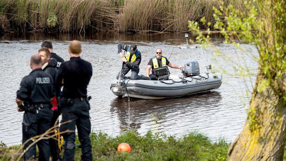 Ein Sonarboot der Polizei am 29. April bei der Suche nach Arian auf der Oste. Foto: Daniel Bockwoldt/dpa