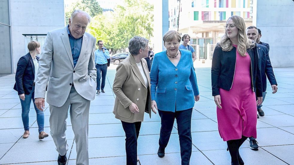 Die ehemalige Bundeskanzlerin Angela Merkel kommt zur Abschiedsfeier für den Bundestagsabgeordneten Jürgen Trittin. Foto: Britta Pedersen/dpa