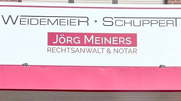 Das neue Schild hängt schon über dem Eingang: Jörg Meiners hat die Kanzlei Weidemeier und Schuppert in Ostrhauderfehn übernommen. Foto: privat