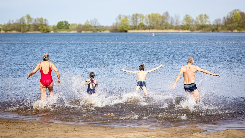 Die Badestellen in Ostfriesland haben fast alle eine ausgezeichnete Wasserqualität. Sie werden im Sommer regelmäßig kontrolliert. Foto: Frankenberg/dpa