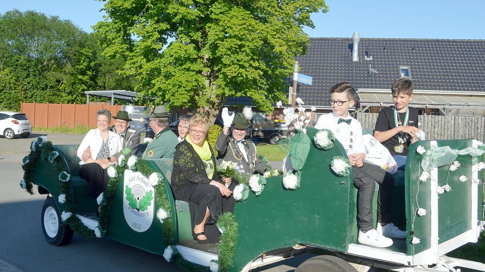 Traditionell durfte das neue Königshaus beim 72. Volks- und Schützenfest in Folmhusen in einer Kutsche den Festumzug durch das Dorf begleiten. Bei der Veranstaltung am Samstag herrschte bestes Wetter mit Temperaturen von 27 Grad. Fotos: Weers