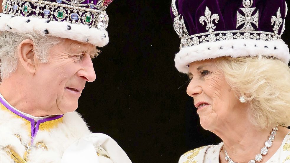 König Charles III. und Königin Camilla nach ihrer Krönung auf dem Balkon des Buckingham-Palastes. Foto: Leon Neal/AP/dpa